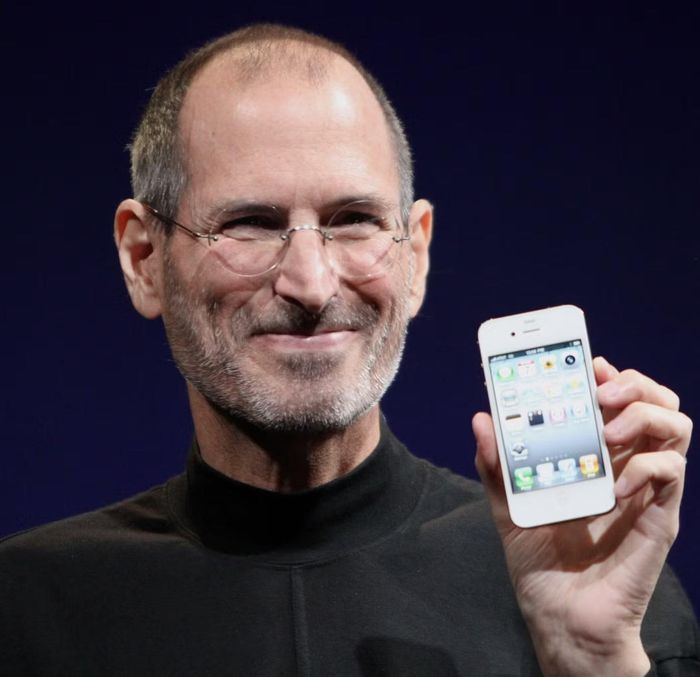 Steve Jobs (1955 - 2011) là nhà sáng chế, doanh nhân công nghệ vĩ đại người Mỹ, đồng sáng lập, cựu Chủ tịch kiêm CEO của hãng công nghệ khổng lồ Apple Inc.. Ông được coi là biểu tượng toàn cầu và là người tiên phong thúc đẩy cuộc cách mạng máy tính cá nhân, điện thoại thông minh, định hình lại cách nhân loại kết nối và tương tác với công nghệ. Ảnh minh họa: Internet