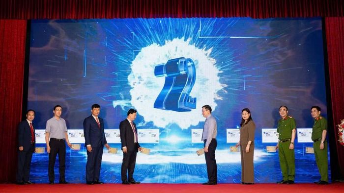 Các đại biểu ra mắt Kiosk thông minh tại phường Đông Hoa Lư, tỉnh Ninh Bình. Ảnh: B.T.