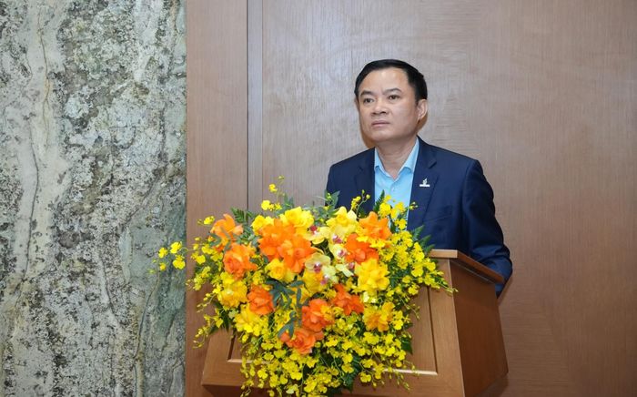 Đồng chí Lê Ngọc Sơn - Bí thư Đảng ủy, Chủ tịch HĐTV Petrovietnam chúc mừng đồng chí Lê Mạnh Cường và đồng chí Vũ Đào Minh
