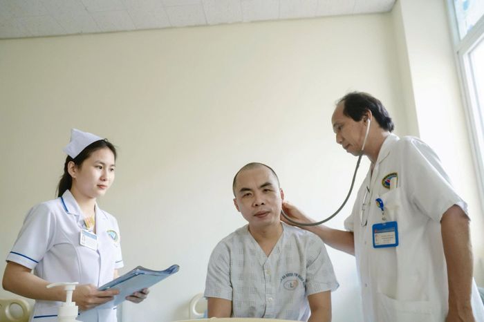 Người bệnh được các bác sĩ Bệnh viện Việt - Hàn Đà Nẵng thăm khám sau phẫu thuật.