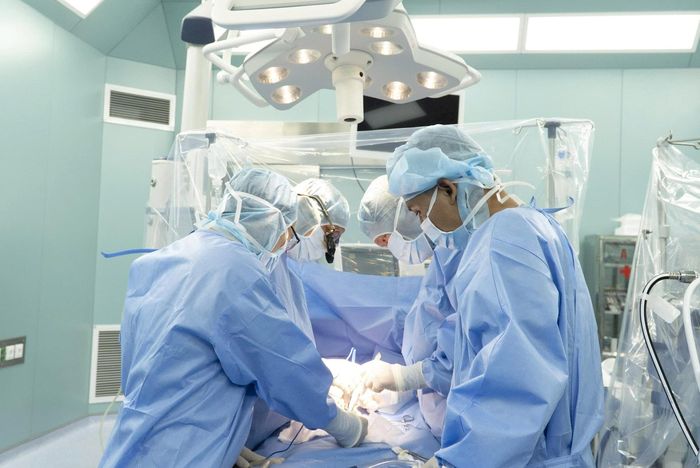 Ca phẫu thuật bóc tách trực tiếp và cắt bỏ khối dị dạng mạch máu cho người bệnh.