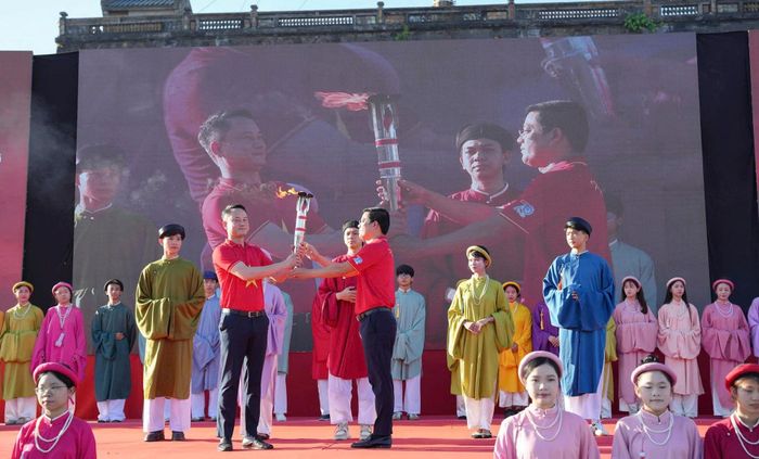Ngọn đuốc của Hành trình "Tôi yêu Tổ quốc tôi" chặng 2 năm 2026 được trao cho anh Nguyễn Thanh Hoài, Bí thư Thành đoàn, Chủ tịch Hội Liên hiệp thanh niên Việt Nam TP Huế.