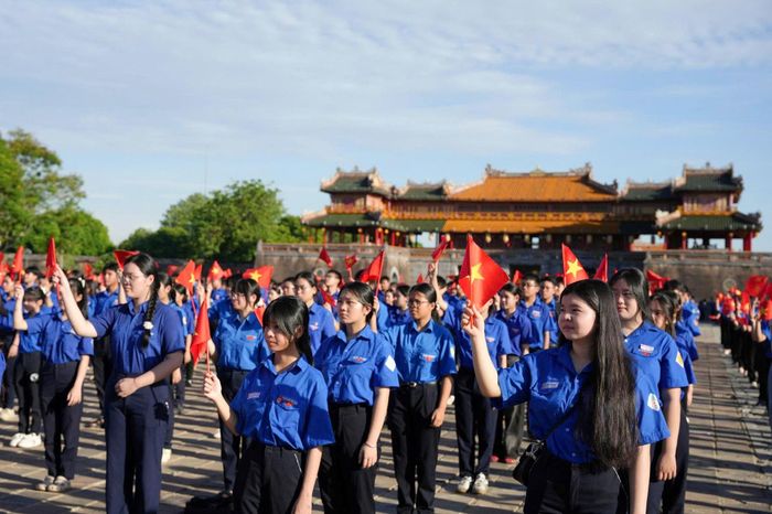 Màn đồng diễn Semaphore kết hợp xếp hình nghệ thuật của hơn 2.000 hội viên, thanh niên trên nền ca khúc “Tôi yêu Tổ quốc tôi”.