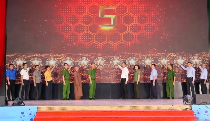 Đại biểu thực hiện nghi thức phát động.
