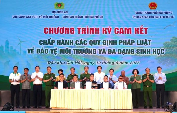Hộ kinh doanh ký cam kết “Chung tay bảo vệ nguồn lợi thủy sản, bảo vệ môi trường, bảo vệ đa dạng sinh học và nói không với khai thác tận diệt”.