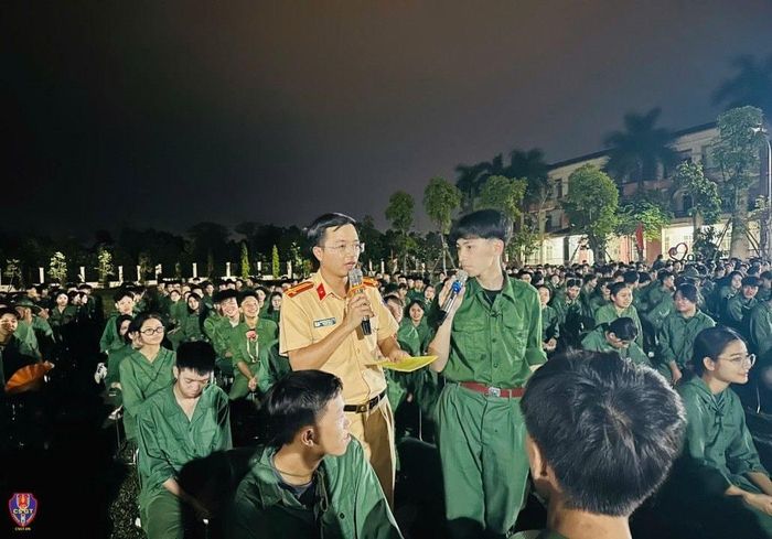 Cán bộ CSGT trực tiếp truyền đạt và giao lưu câu hỏi về ATGT với các em sinh viên, học sinh tại Thái Nguyên.