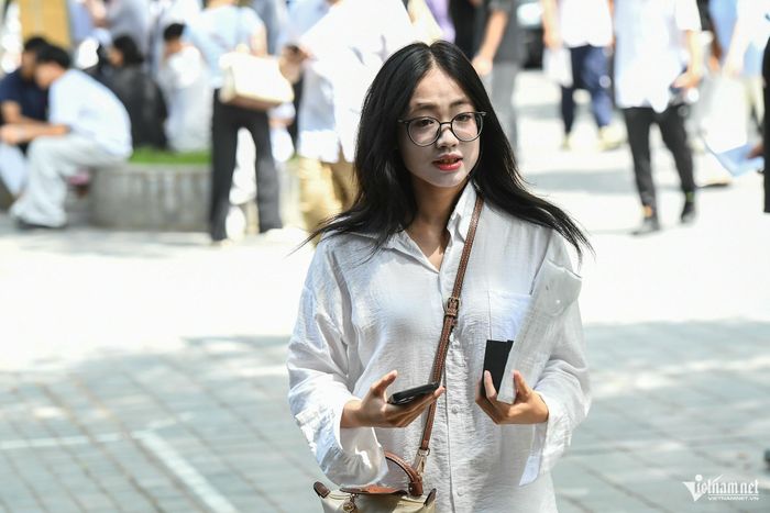 Ngày thi thứ hai của kỳ thi tốt nghiệp THPT 2026 (ngày 12/6), miền Bắc xuất hiện nắng nóng cục bộ. Ảnh: Thạch Thảo