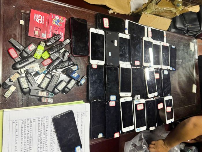 Nhiều USB cũng bị công an thu giữ.