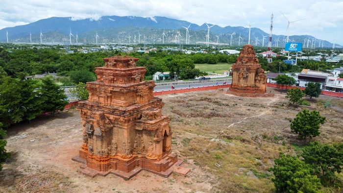  Di tích tháp Hòa Lai nằm dọc quốc lộ 1, khu vực dự kiến nắn tuyến đường sắt tốc độ cao nhằm hạn chế tác động đến tháp Chăm. Ảnh: Ngọc Trung