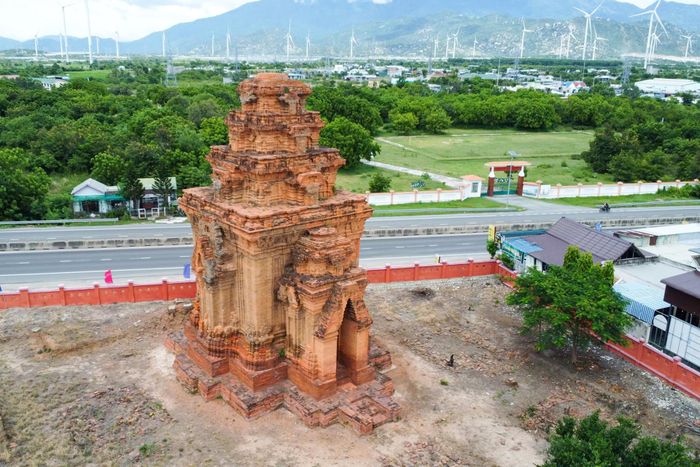 Mộtg góc tháp Chăm nhìn trên cao. Ảnh: Ngọc Trung