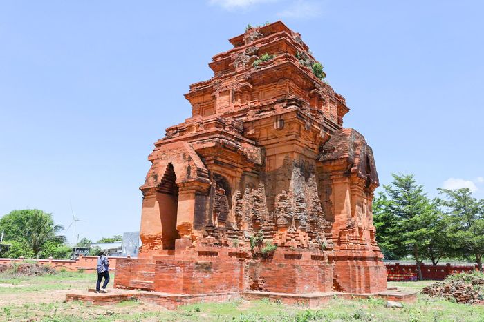 Hoa văn chạm khắc tại đây được thực hiện tinh xảo, nổi bật là hình chim thần Garuda ở các góc tháp, biểu tượng cho sức mạnh bảo hộ.