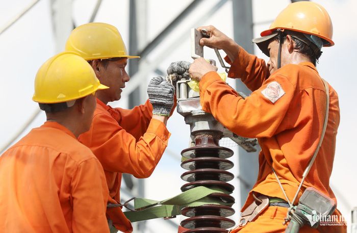 Hết năm 2025, công ty mẹ EVN vẫn còn lỗ lũy kế 5.611 tỷ đồng. Ảnh: Hoàng Giám