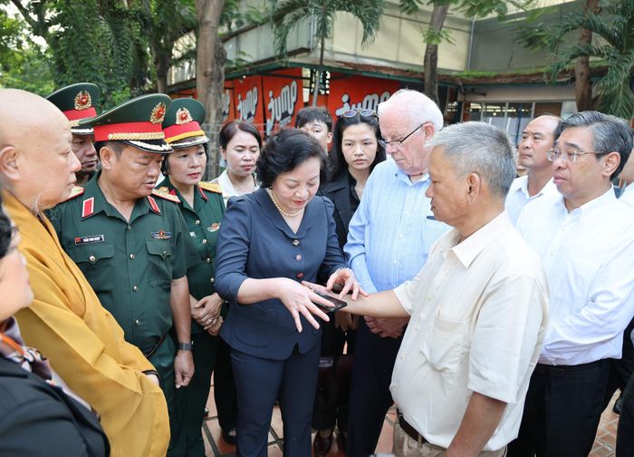 Phó Thủ tướng Phạm Thị Thanh Trà trao đổi với ông Thắng và nhóm nghiên cứu hỗn hợp Việt Nam - Hoa Kỳ, nhân chứng phục vụ công tác tìm kiếm, quy tập hài cốt liệt sĩ. Ảnh: VGP/Thu Giang