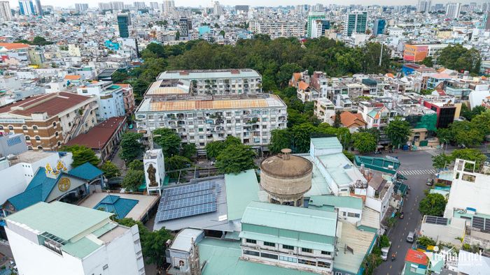 Tháp nước phía sau nghĩa địa Chí Hòa - Chợ Quán vẫn tồn tại cho đến ngày nay. Ảnh: Tuấn Hùng
