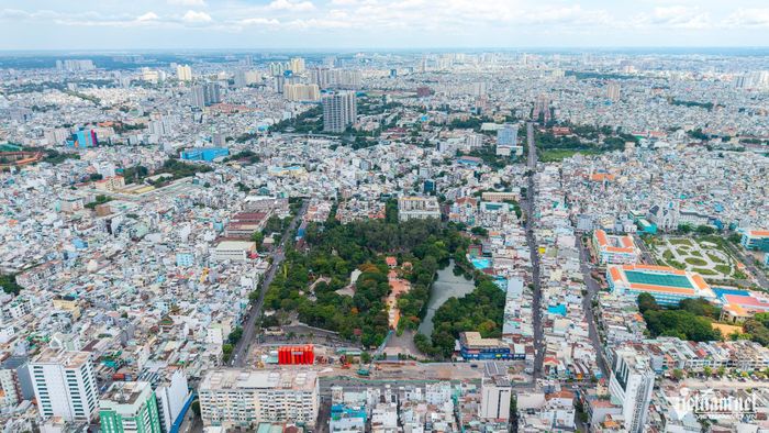 Toàn cảnh công viên Lê Thị Riêng - nơi từng là nghĩa địa Chí Hòa - Chợ Quán. Ảnh: Tuấn Hùng