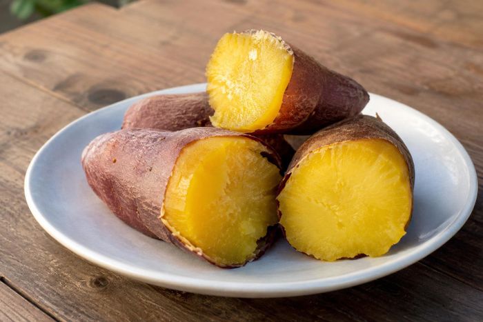 Khoai lang ruột cam chứa nhiều beta-carotene - tiền chất của vitamin C.