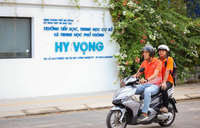 Không còn bố trong ngày thi quan trọng của cuộc đời, Nhân có sự hỗ trợ của các giáo viên tại trường cho kỳ thi tốt nghiệp THPT năm 2026. Ảnh: Huy Nguyễn