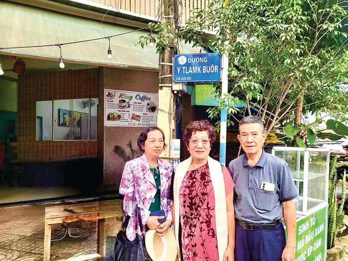 Chị Nguyễn Mỹ Trang và vợ chồng chị Nguyễn Mỹ Trinh bên con đường mang tên cha - cố giáo sư Y Tlam Kbuôr - tại phường Buôn Ma Thuột, tỉnh Đắk Lắk