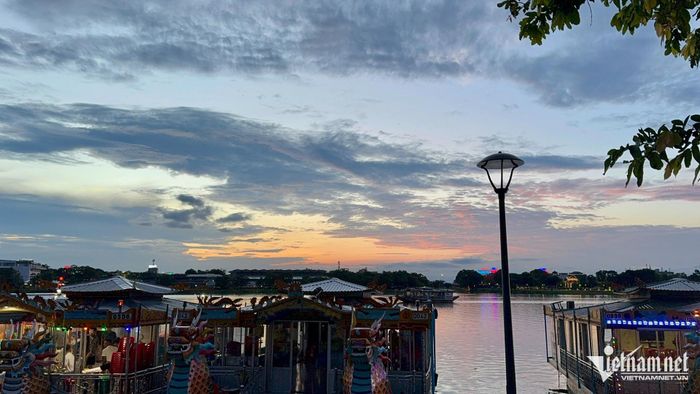 Sông Hương từ địa điểm du lịch trở thành điểm giao nhận hàng phổ biến nhất ở Huế. Ảnh: Du Lam