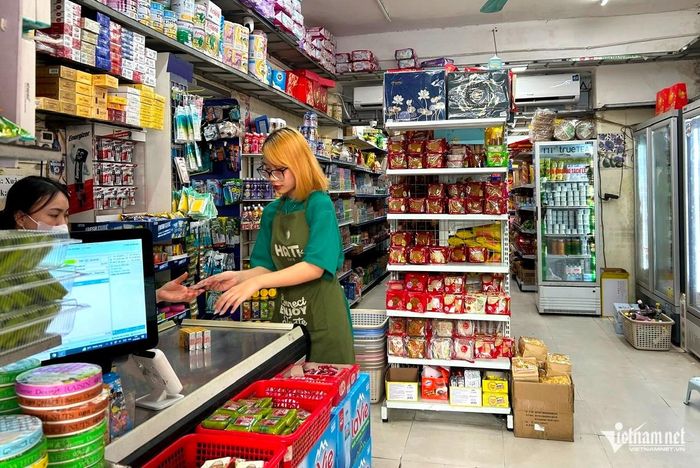 Theo quy định mới, hộ và cá nhân kinh doanh có địa điểm kinh doanh ngoài trụ sở chính phải thông báo với cơ quan thuế. Ảnh: Nguyễn Lê