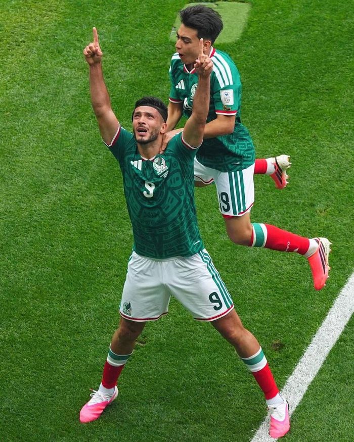 Khoảnh khắc xúc động của Raul Jimenez sau khi ghi bàn giúp Mexico thắng 2-0 Nam Phi. Ảnh: Seleccion Nacional