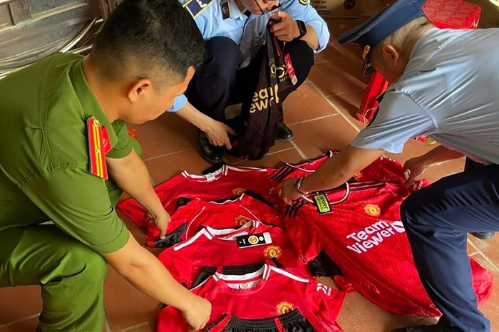Lực lượng chức năng phối hợp kiểm tra, thu giữ hàng hóa vi phạm tại cơ sở. Ảnh: Công an tỉnh Lạng Sơn