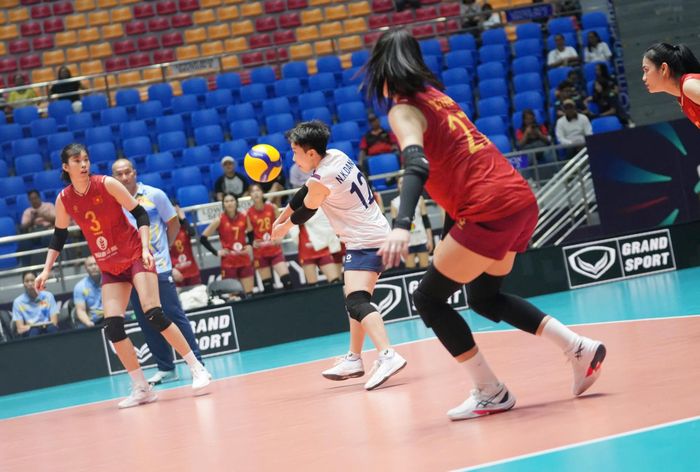 Dù vậy, trong set 2, các cô gái Việt Nam gặp vấn đề ở bước 1.