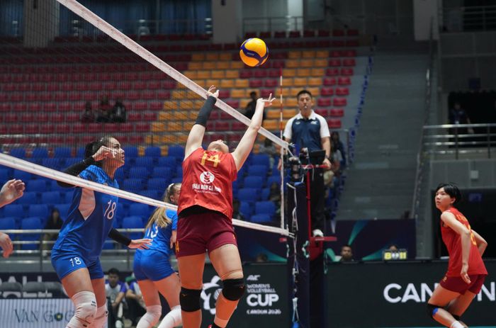 Nhà đương kim vô địch bị Kazakhstan dẫn trước 15/8, sau đó thua trong set 2 với tỉ số 19/25.
