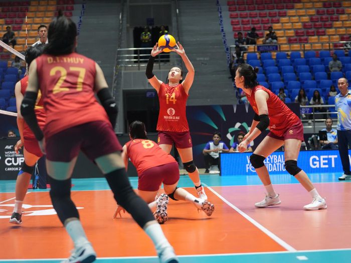 Sang set 4, Kazakhstan liên tục dẫn điểm, sau đó tuyển Việt Nam nỗ lực gỡ hòa 15/15. Đáng tiếc ở thời điểm quyết định, đoàn quân của HLV Nguyễn Tuấn Kiệt không thể ngăn cản được đối phương giành chiến thắng, chấp nhận thua 22/25.