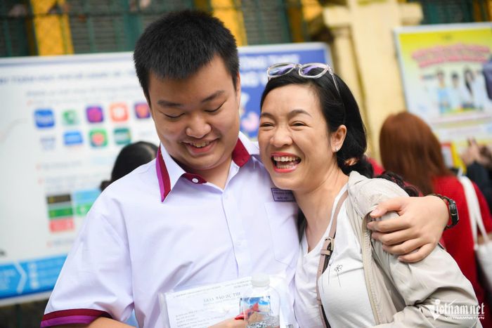 Phụ huynh luôn đồng hành cùng con trong kỳ thi tốt nghiệp THPT. Ảnh: Thạch Thảo