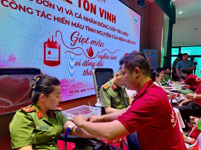 Trong khuôn khổ buổi lễ, cán bộ, chiến sĩ tham gia hiến máu. Ảnh: N. Huyền