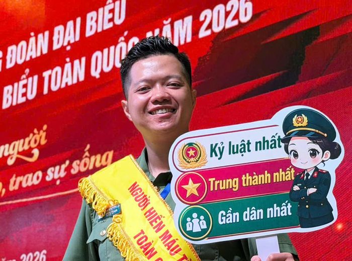 Đại úy Nguyễn Huy Hoàng từng tham gia hiến máu 41 lần. Ảnh: Hoàng Anh