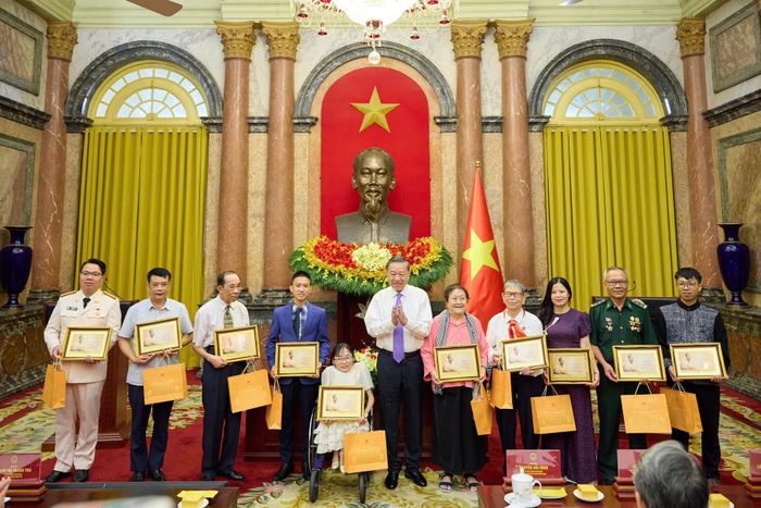 Tổng Bí thư, Chủ tịch nước Tô Lâm tặng quà cho các cá nhân và đại diện tập thể tiêu biểu. Ảnh: VTV