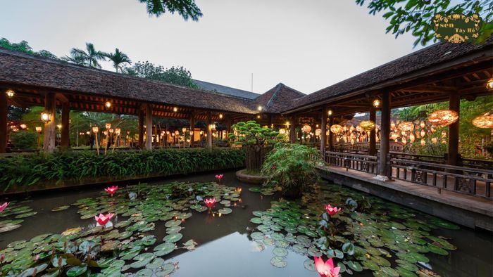 Hồ sen bao quanh Khu Buffet Hà Nội