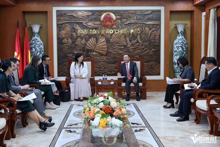Trưởng Ban Tôn giáo Chính phủ Vũ Hoài Bắc trao đổi với Quyền Phó Trợ lý Ngoại trưởng Hoa Kỳ.