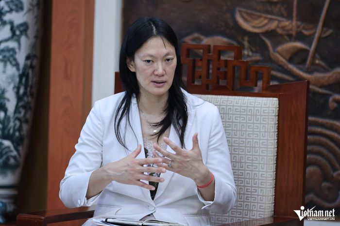 Bà Julie Turner, Quyền Phó Trợ lý Ngoại trưởng Hoa Kỳ.
