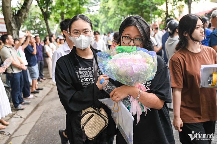 Thí sinh Quỳnh Chi nhận hoa từ mẹ sau khi hoàn thành kỳ thi tốt nghiệp. Ảnh: Nguyễn Huy