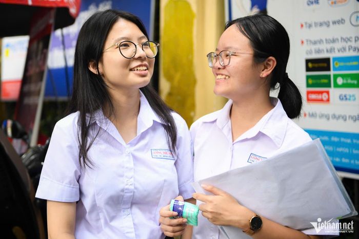 Thí sinh Ngọc Nhi (phải) cho rằng thấy khá khó vì phạm vi bàn luận rộng. Ảnh: Nguyễn Huế