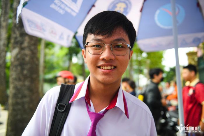 Thí sinh Trường Khải, học sinh Trường THPT Trưng Vương, TPHCM cho rằng các nhân vật trong ngữ liệu đề thi chỉ mang tính đối chiếu thông thường, không tạo cảm giác phản cảm hay sính ngoại. Ảnh: Nguyễn Huế