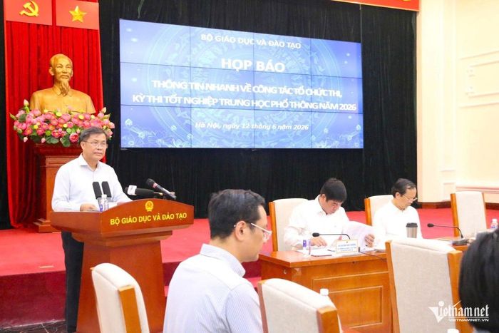  Đại diện Bộ GD-ĐT trả lời các câu hỏi trong cuộc họp báo về kỳ thi tốt nghiệp THPT năm 2026. Ảnh: Thanh Hùng