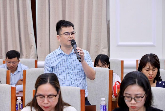 Phóng viên VietNamNet đặt câu hỏi về đề thi môn Ngữ văn tại buổi họp báo của Bộ GD-ĐT. Ảnh: MOET