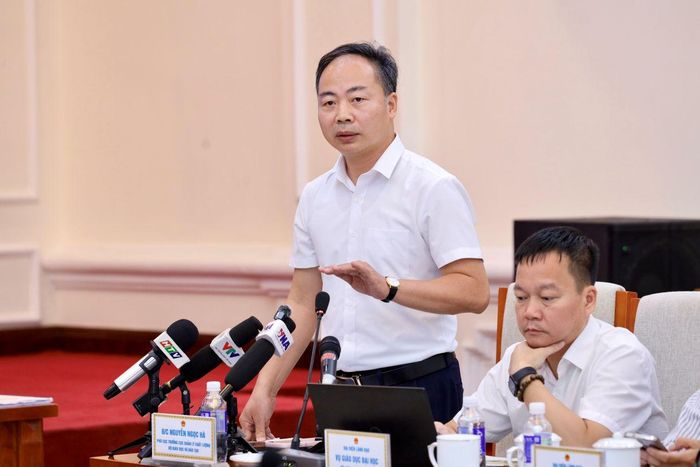 GS Nguyễn Ngọc Hà, Phó Cục trưởng Cục Quản lý chất lượng (Bộ GD-ĐT), trả lời câu hỏi của báo chí tại buổi họp báo. Ảnh: MOET