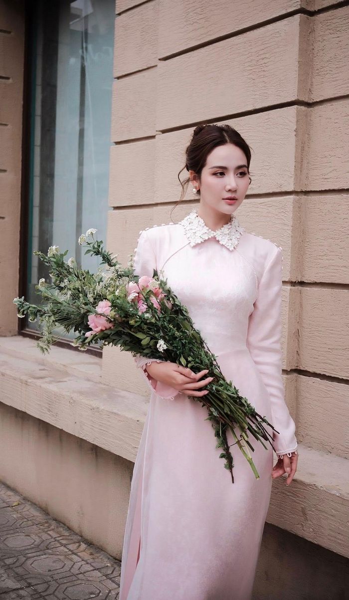 Huyền Lizzie cho biết hiện cô vẫn đang độc thân và sống với con trai.