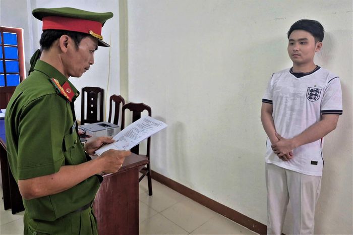 Công an đọc quyết định tạm giữ hình sự Trần Bá Trường. Ảnh: Thành Anh