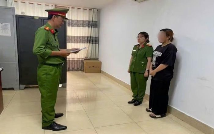 Cơ quan điều tra thi hành lệnh bắt bị can N. Ảnh: Công an tỉnh Cà Mau