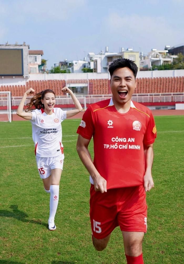 MC Huyền Trang (Mù Tạt) và ông xã - cầu thủ Đức Huy thực hiện bộ ảnh phong cách thể thao trên sân cỏ.