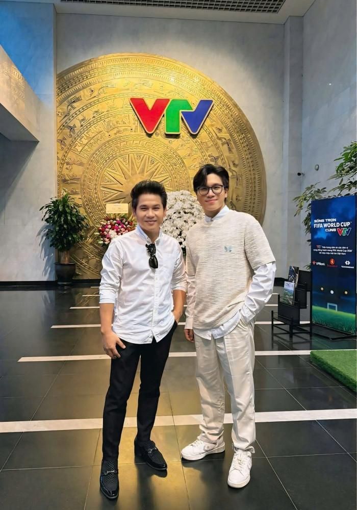 Tin sao Việt 12/6: Ca sĩ Trọng Tấn cùng con trai Vũ Tấn Đạt đến Đài Truyền hình Việt Nam ghi hình. "Mới ngày nào lon ton theo bố vào VTV chơi, nay đến lượt bố theo nó", anh bày tỏ tự hào về quý tử.