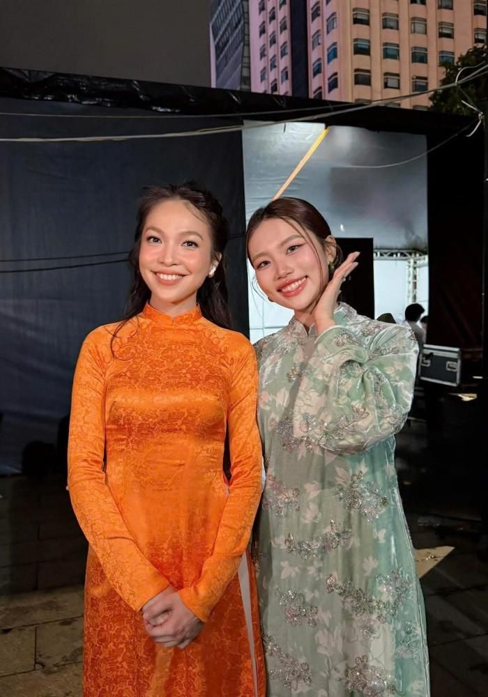Ca sĩ Phương Mỹ Chi hội ngộ "cô giáo" - ca sĩ Hiền Thục trong 1 đêm nhạc.