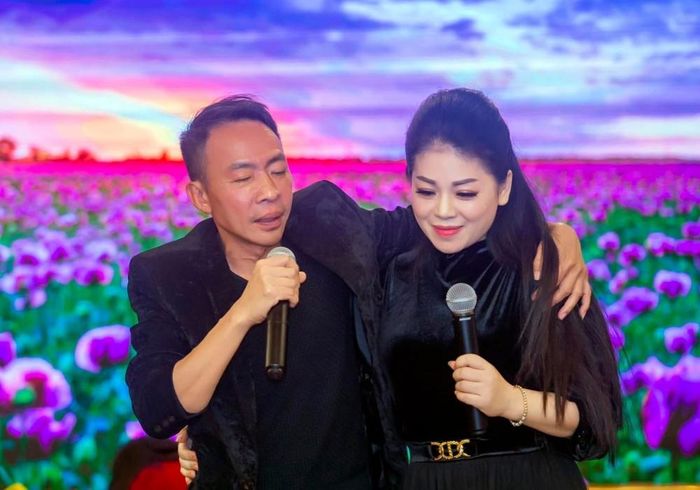 NSƯT Việt Hoàn tình cảm khoác vai Anh Thơ. Cả 2 giữ tình bạn, tình đồng nghiệp gắn bó sau nhiều năm ca hát.