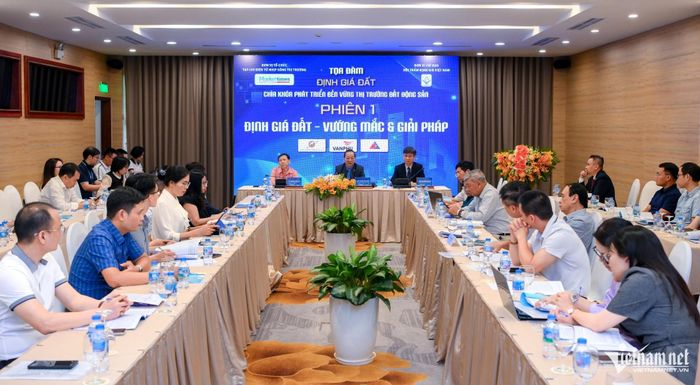 Các chuyên gia chia sẻ tại tọa đàm “Định giá đất - Chìa khóa phát triển bền vững thị trường bất động sản” do Tạp chí điện tử Nhịp sống Thị trường tổ chức ngày 12/6. Ảnh: Nguyễn Lê